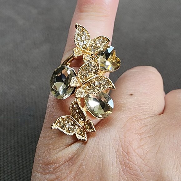 NWT Amazon Gold Toned Jeweled Butterfly Fashion Ring Size 4 - Picture 1 of 16